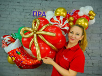 Новогодний декор своми руками Подарок с бантиком из воздушных шаров 1шт